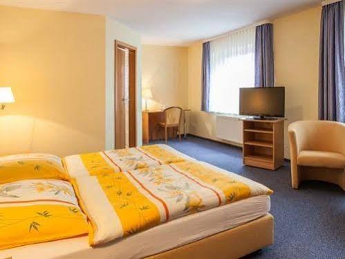 אלטנמדינגן Hotel-Restaurant Zur Linde מראה חיצוני תמונה